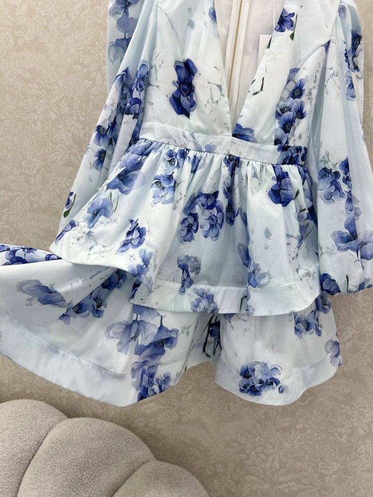 Плаття, Сукня з квітковим принтом відрізняється V-образним вирізом фото 6