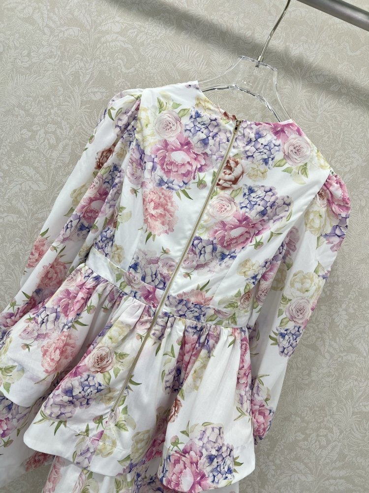 Плаття, Сукня з квітковим принтом відрізняється V-образним вирізом фото 9