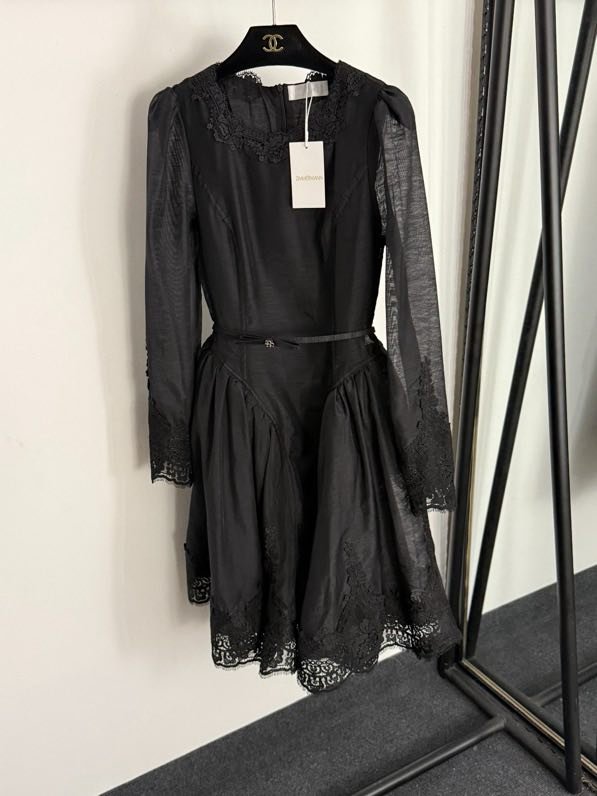 Платье с длинными рукавами, кружевным лоскутным кроем