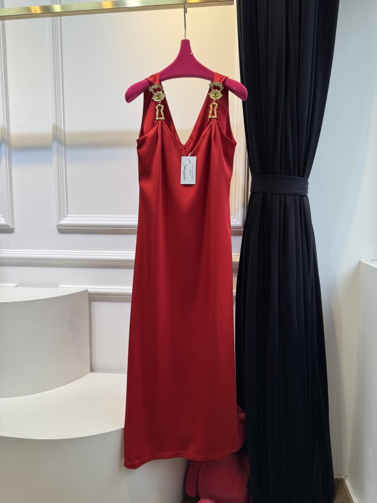 Платье с глубоким V-образным вырезом