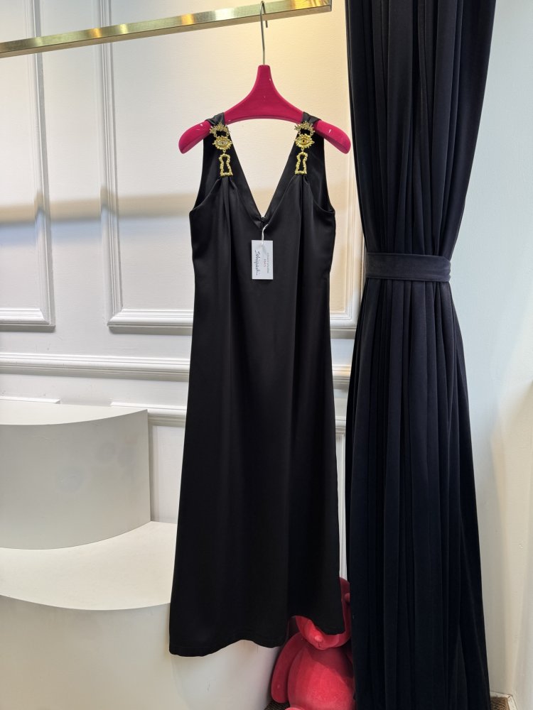 Платье с глубоким V-образным вырезом