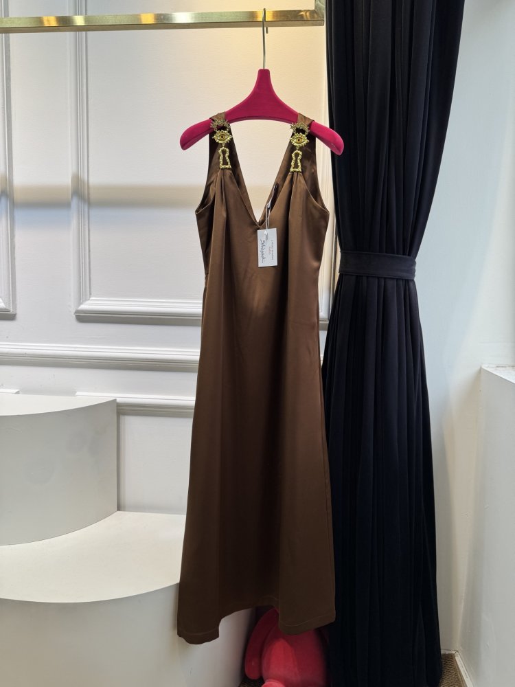 Платье с глубоким V-образным вырезом