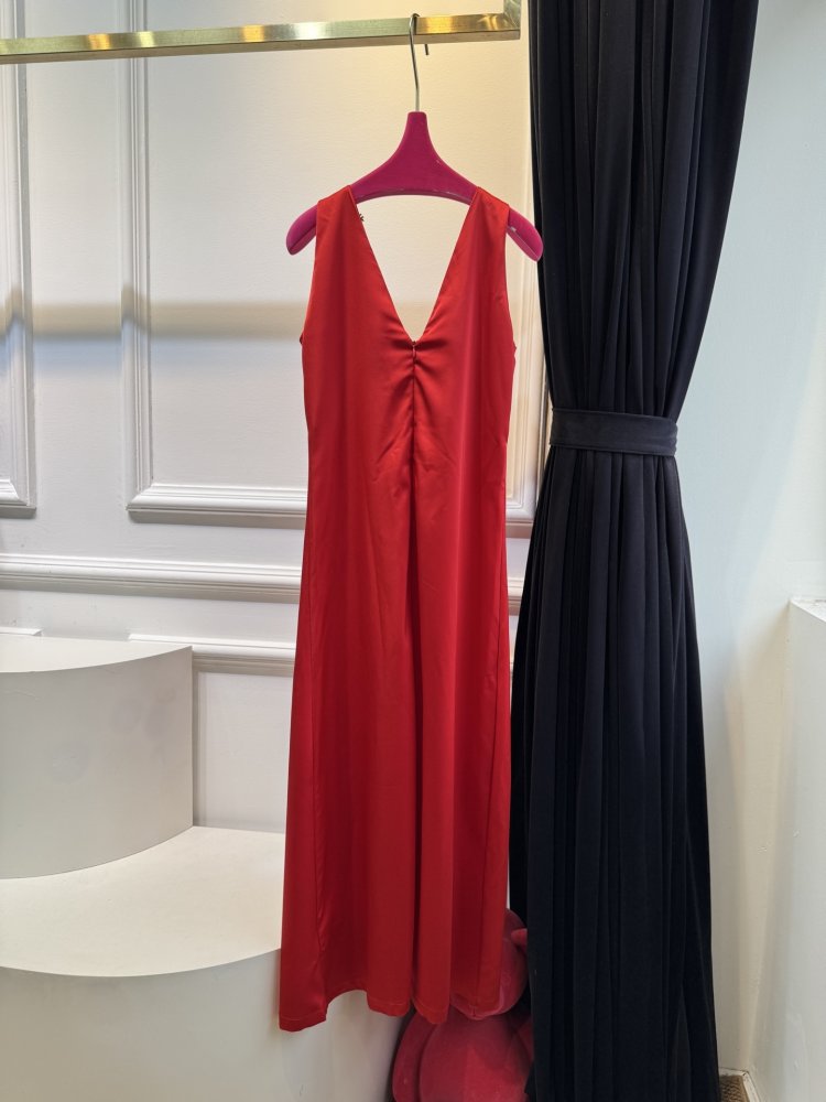 Платье с глубоким V-образным вырезом фото 8