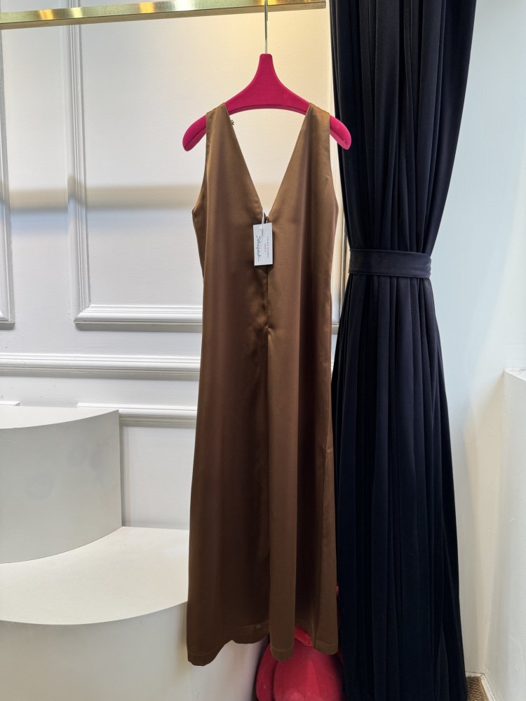 Платье с глубоким V-образным вырезом фото 8