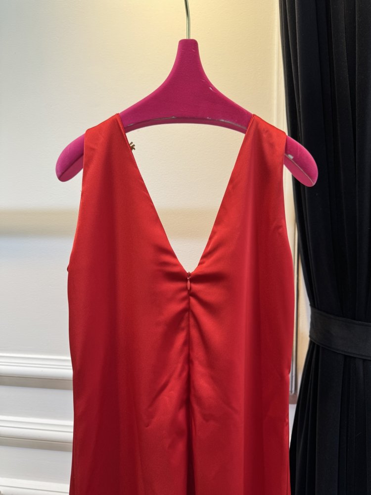 Платье с глубоким V-образным вырезом фото 9