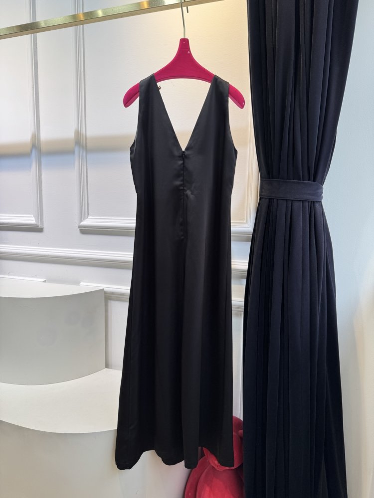 Платье с глубоким V-образным вырезом фото 9