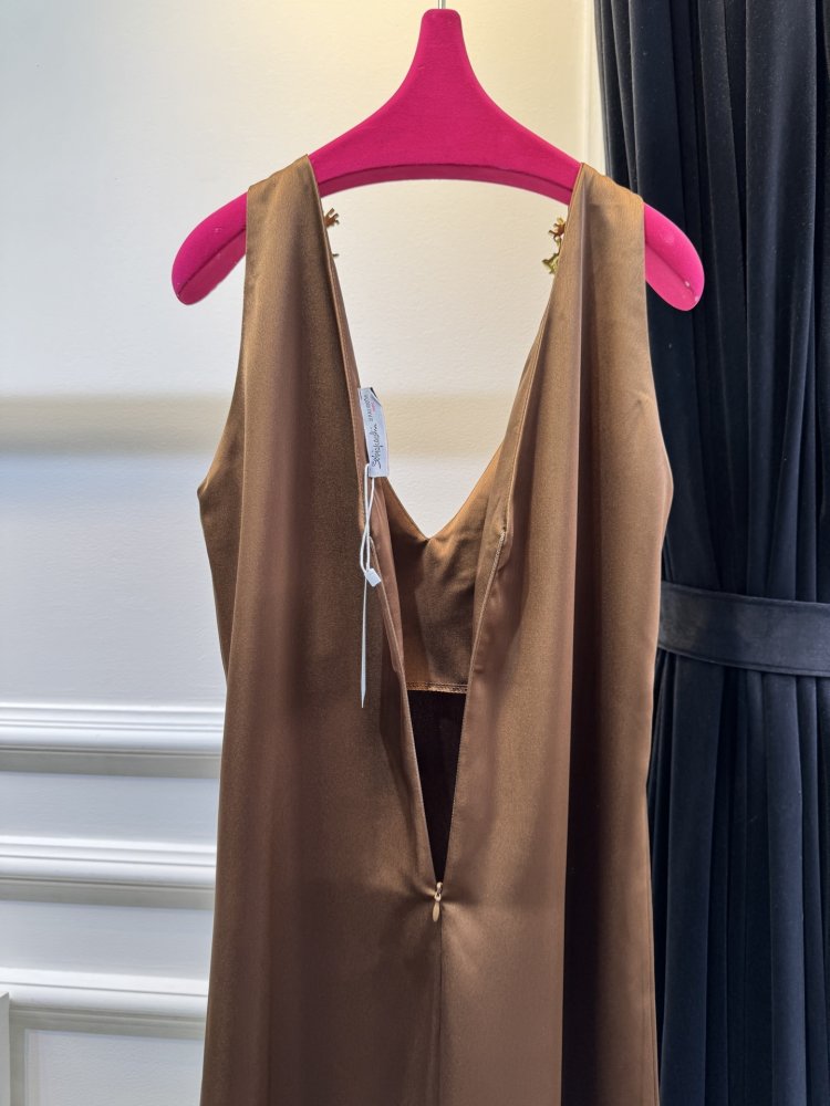 Платье с глубоким V-образным вырезом фото 9