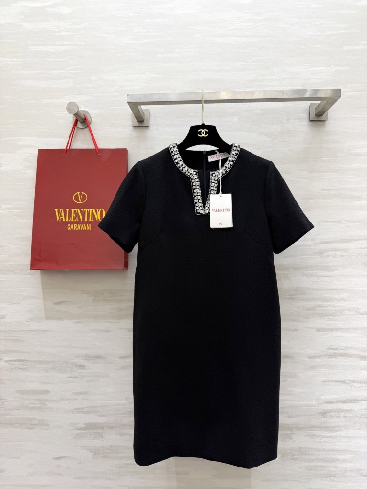 Dress from short sleeves and beads