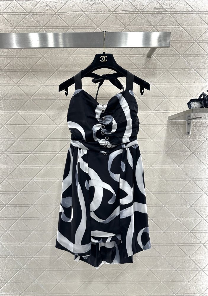 Платье с ленточным принтом и вырезом