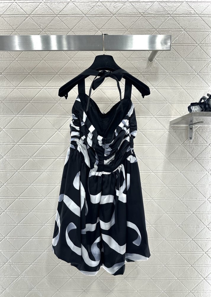 Платье с ленточным принтом и вырезом фото 2