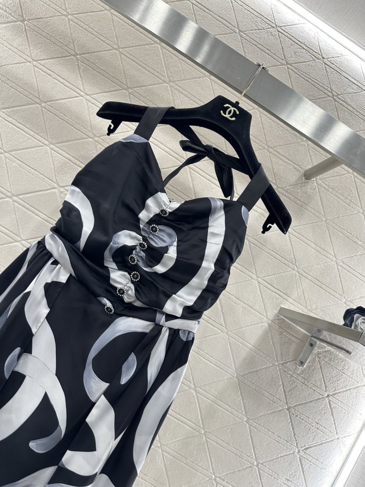 Платье с ленточным принтом и вырезом фото 3