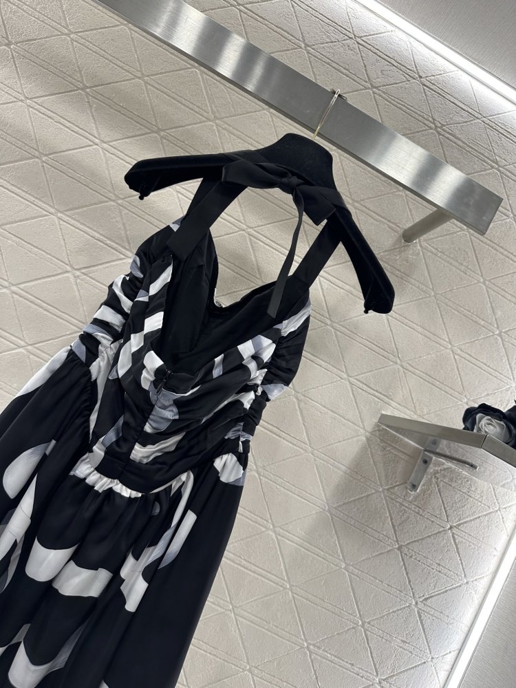 Платье с ленточным принтом и вырезом фото 4