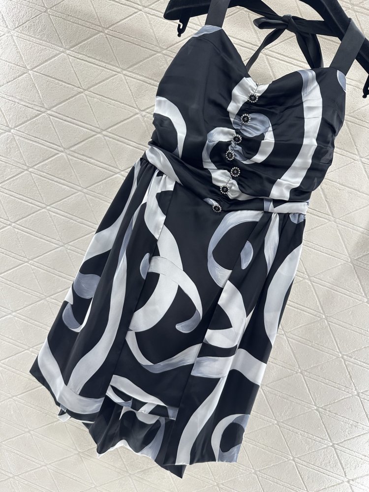 Платье с ленточным принтом и вырезом фото 5