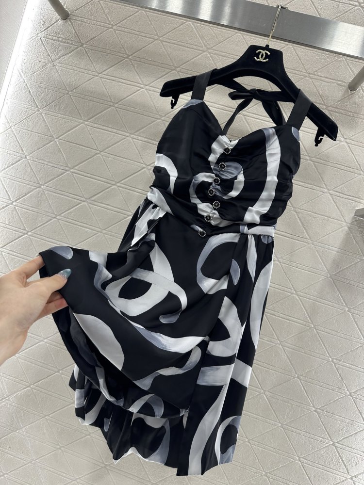 Платье с ленточным принтом и вырезом фото 6