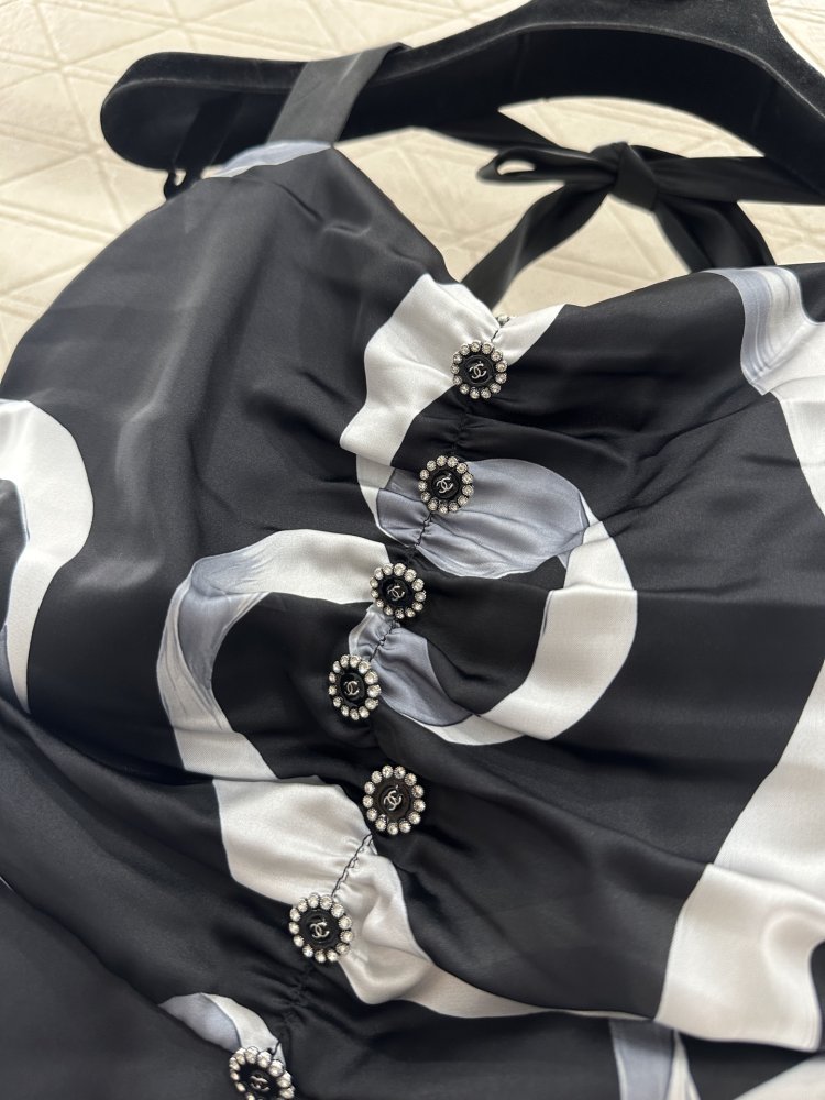 Платье с ленточным принтом и вырезом фото 7