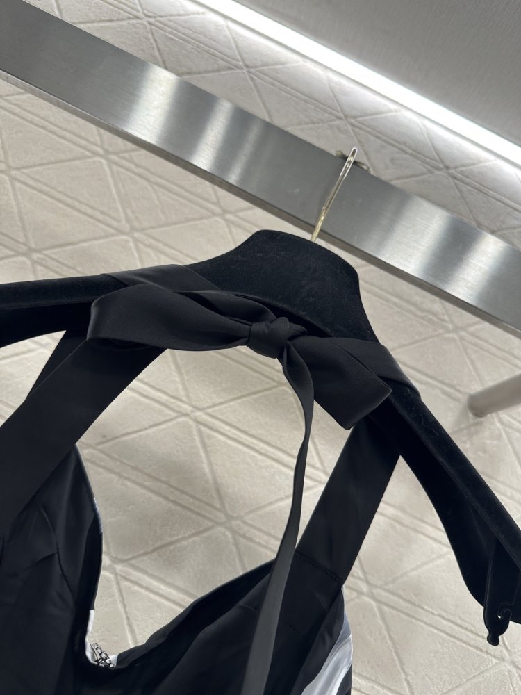 Платье с ленточным принтом и вырезом фото 8