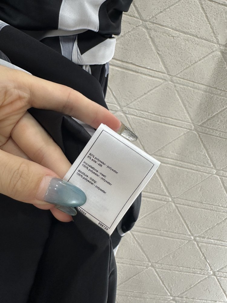 Платье с ленточным принтом и вырезом фото 9