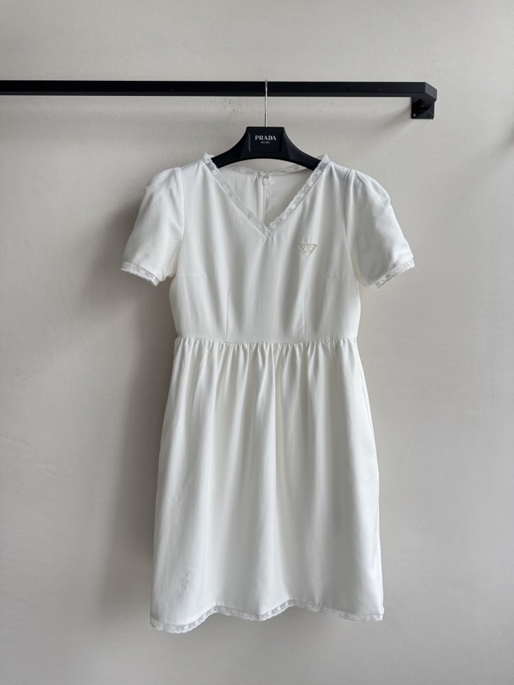 Плаття, Сукня з ніжною мереживний обробкою