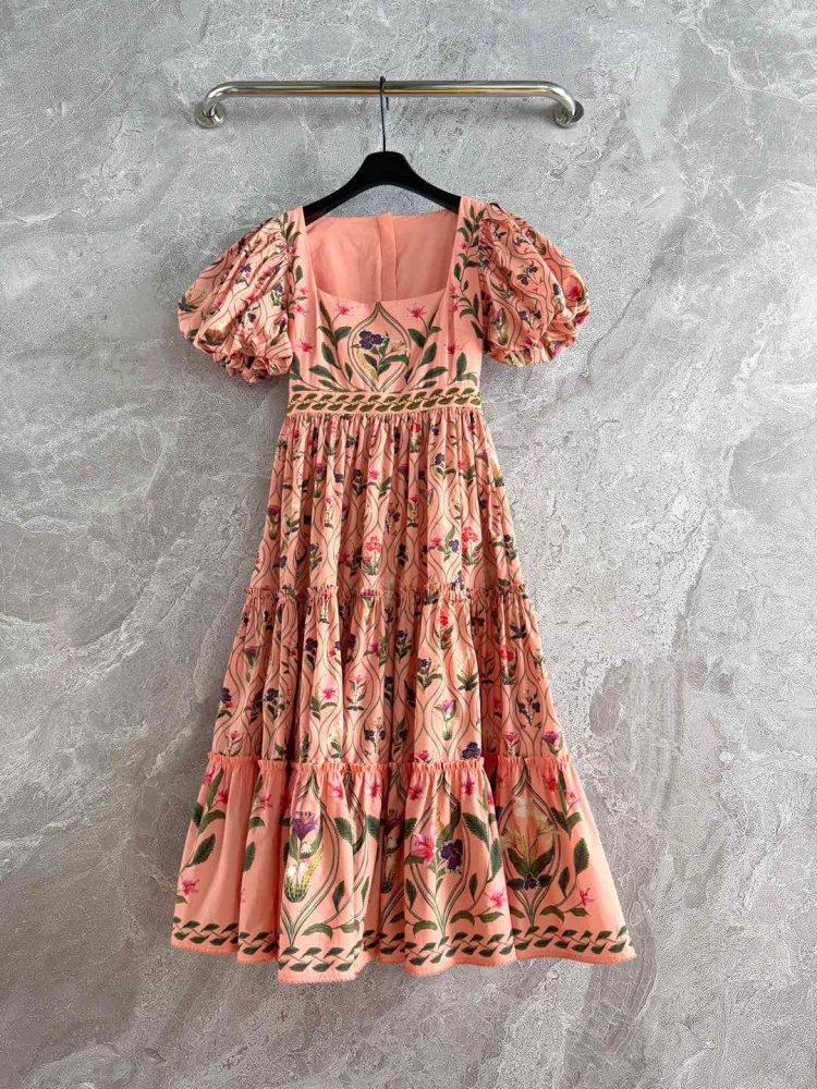 Платье с пышными рукавами и бисером