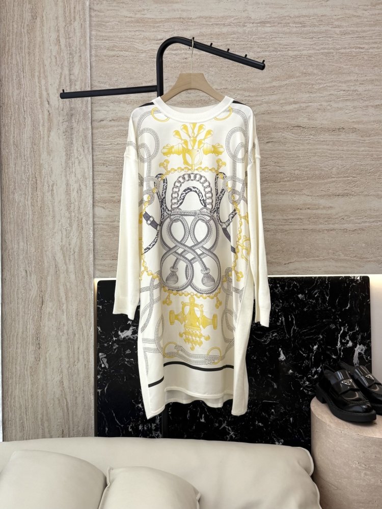 Платье шелковое с длинными рукавами