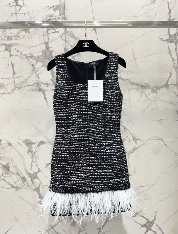 Плаття, Сукня твидовое з обробкою з страусиних пір'я