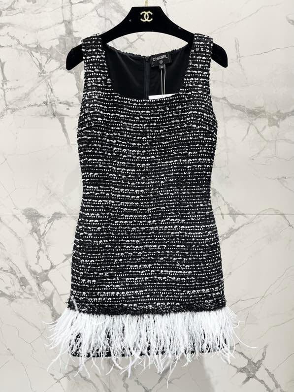 Плаття, Сукня твидовое з обробкою з страусиних пір'я фото 5