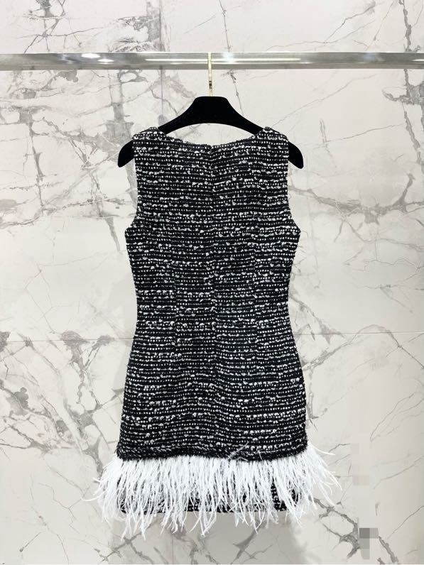 Плаття, Сукня твидовое з обробкою з страусиних пір'я фото 8