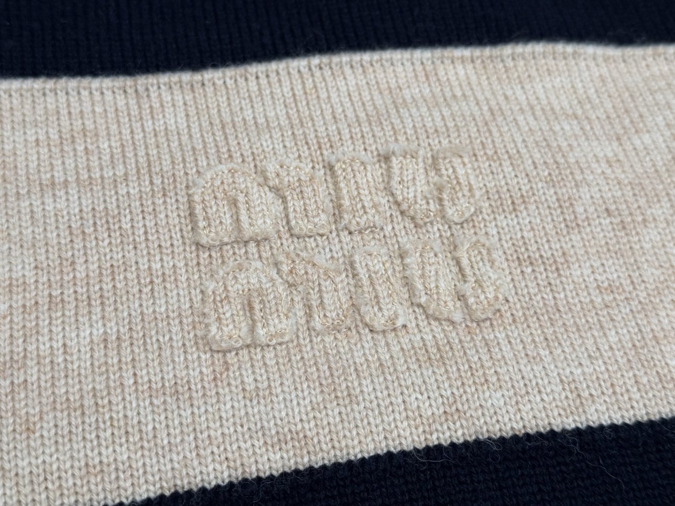 Полосатый свитер с пуговицами фото 10