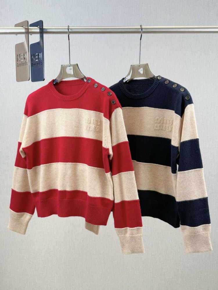 Полосатый свитер с пуговицами