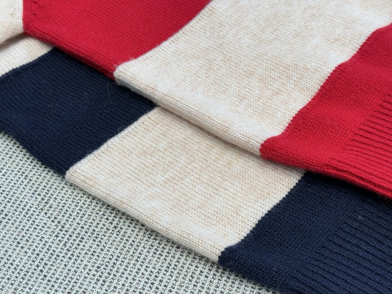 Полосатый свитер с пуговицами фото 8