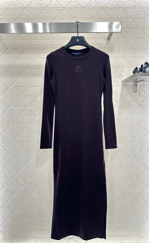 Приталенное платье с длиннвми рукавами