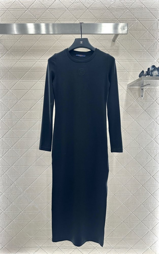 Приталенное платье с длиннвми рукавами