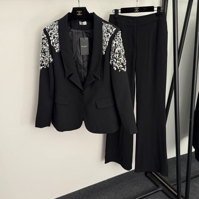 Приталенный пиджак на одной пуговице с брюками