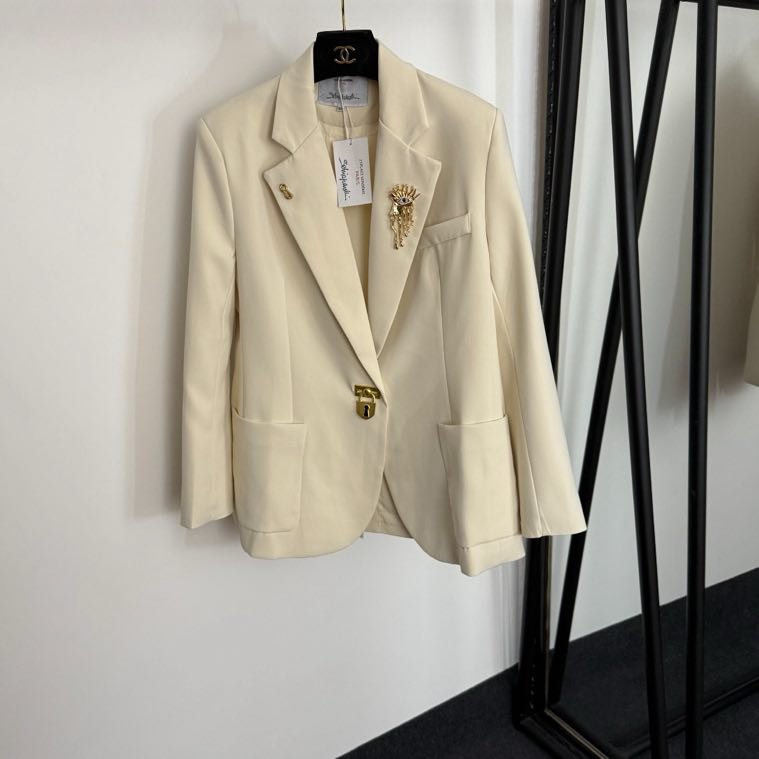 Fitted a jacket from long sleeves