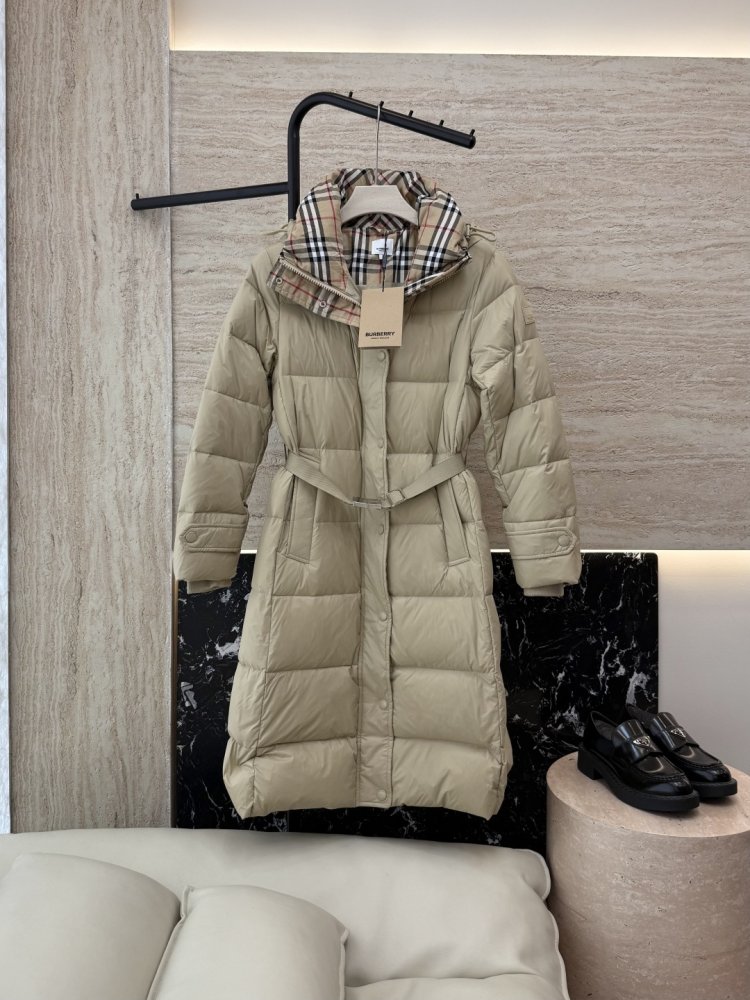 Приталенный пуховик Burberry в клетку с поясом