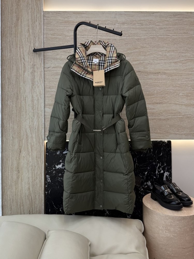 Приталенный пуховик Burberry в клетку с поясом