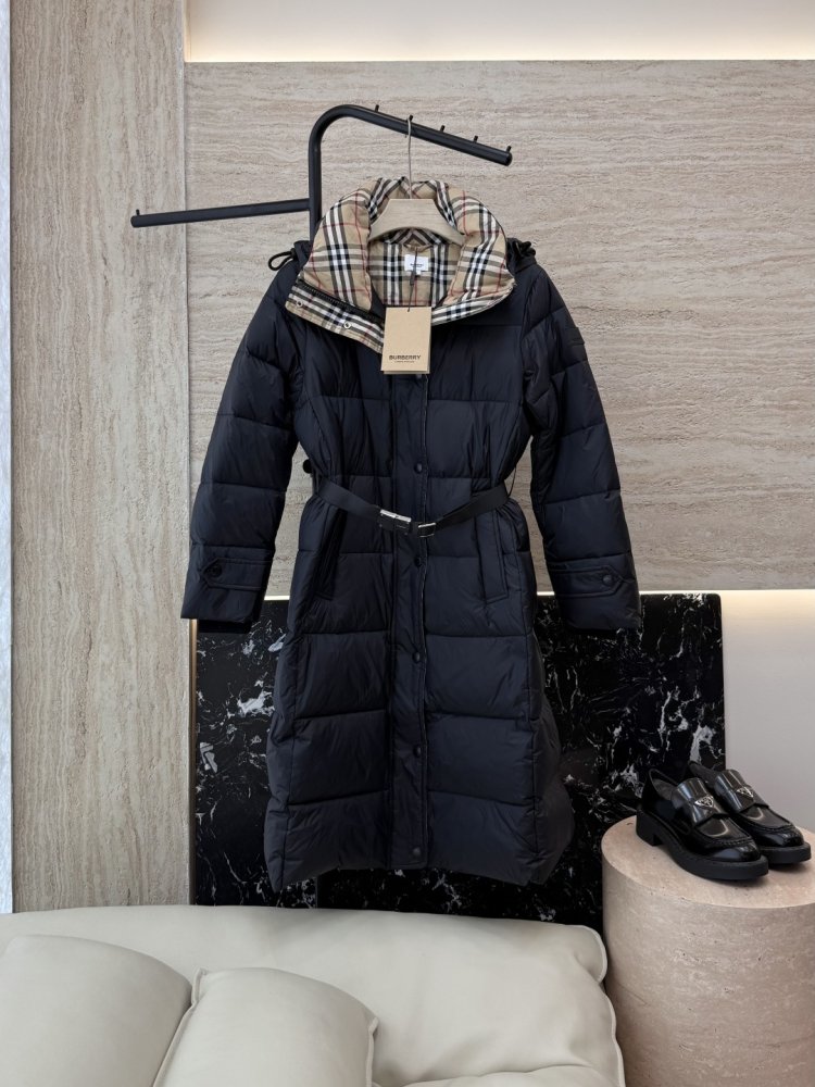 Приталенный пуховик Burberry в клетку с поясом