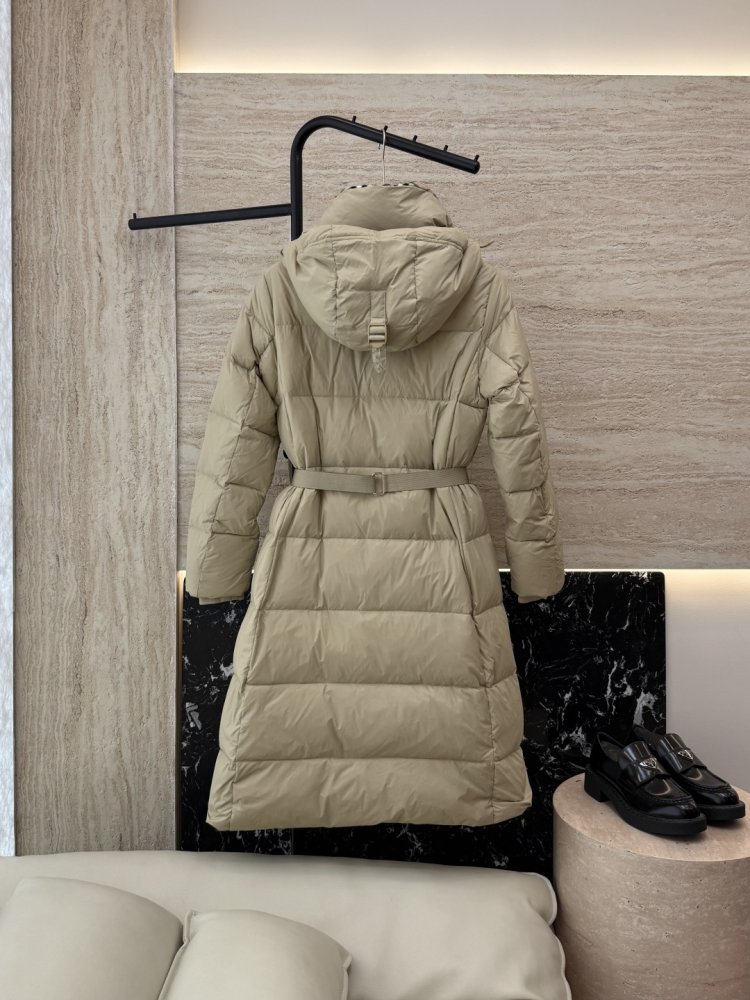 Приталенный пуховик Burberry в клетку с поясом фото 2