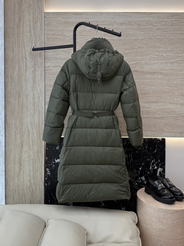 Приталенный пуховик Burberry в клетку с поясом фото 2