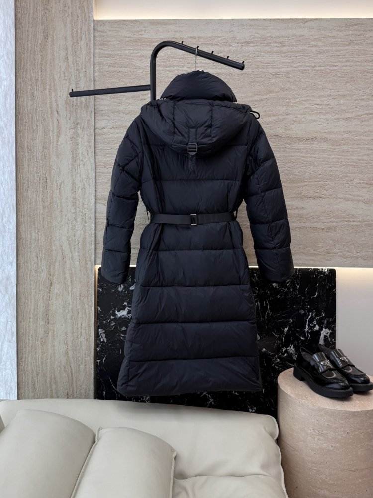 Приталенный пуховик Burberry в клетку с поясом фото 2