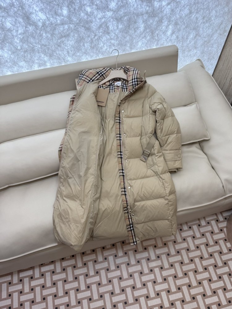Приталенный пуховик Burberry в клетку с поясом фото 4
