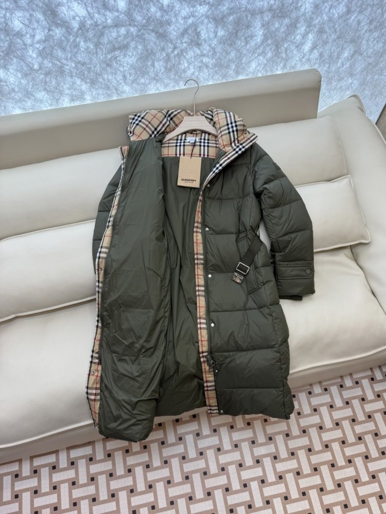 Приталенный пуховик Burberry в клетку с поясом фото 4