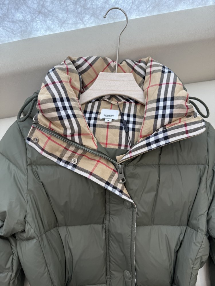 Приталенный пуховик Burberry в клетку с поясом фото 5
