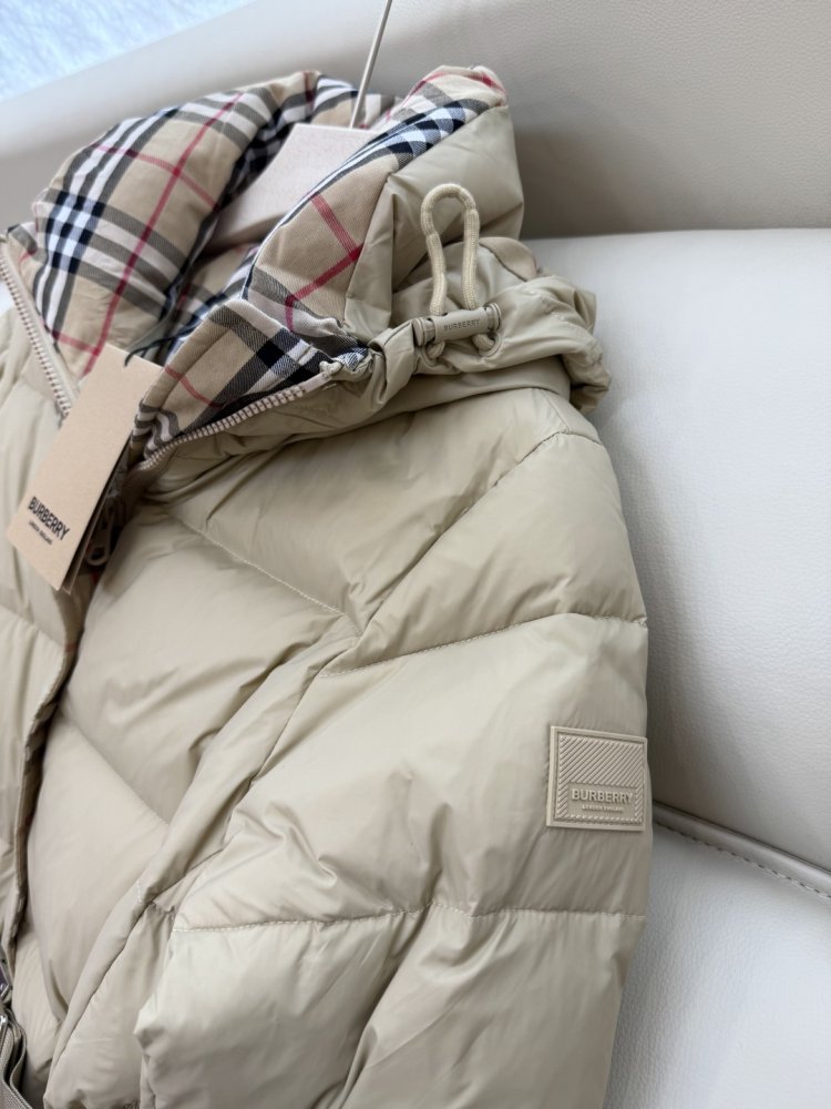 Приталенный пуховик Burberry в клетку с поясом фото 6