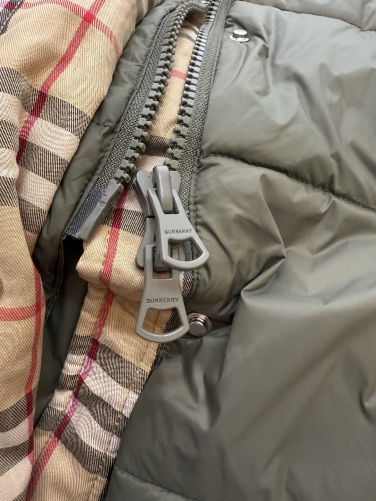 Приталенный пуховик Burberry в клетку с поясом фото 8