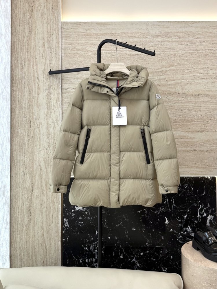 Приталений пуховик середньої довжини на блискавки