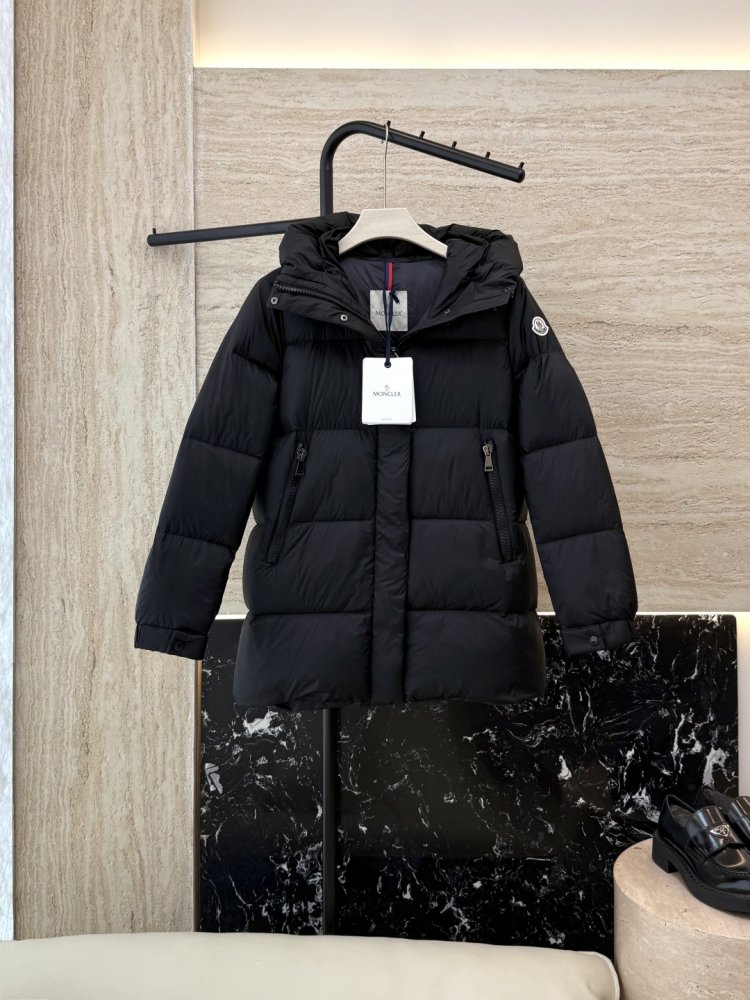 Приталенный пуховик средней длины на молнии