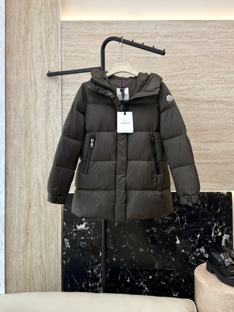 Приталенный пуховик средней длины на молнии