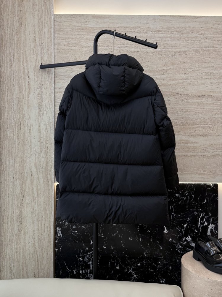 Приталенный пуховик средней длины на молнии фото 2