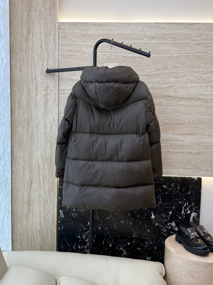 Приталенный пуховик средней длины на молнии фото 2